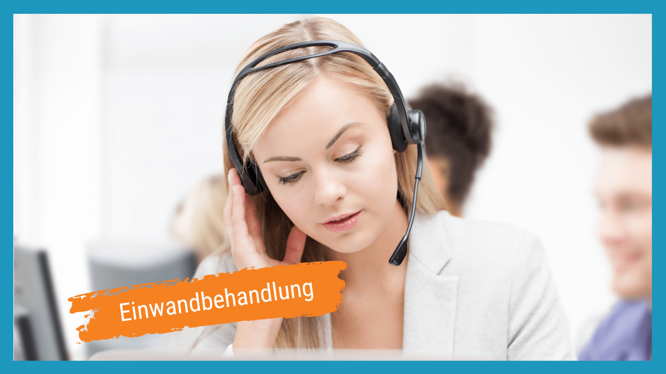 Ein weiblicher Akquise-Profi bei der Einwandbehandlung am Telefon.