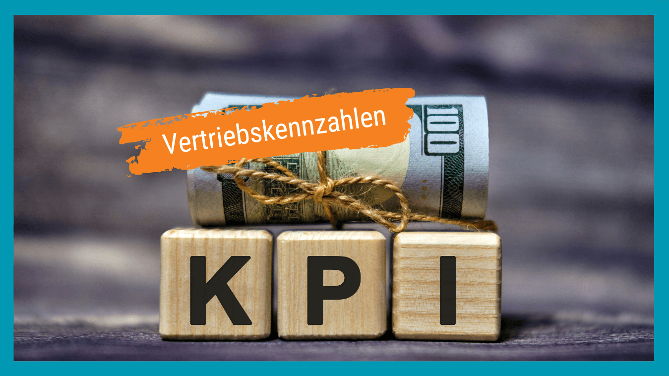 Drei Holzwürfel auf denen die Buchstaben K P I aufgedruckt sind. Darauf liegt ein Geldschein und die Headline Vertriebskennzahlen ist eingeblendet